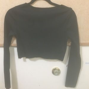 Black Long Sleeve Crop Top – Chic & Versatile